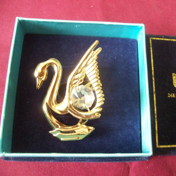 Vintage Jewelry - Mascot Swan Pin 24K Gold P Austrian Crystal brooch